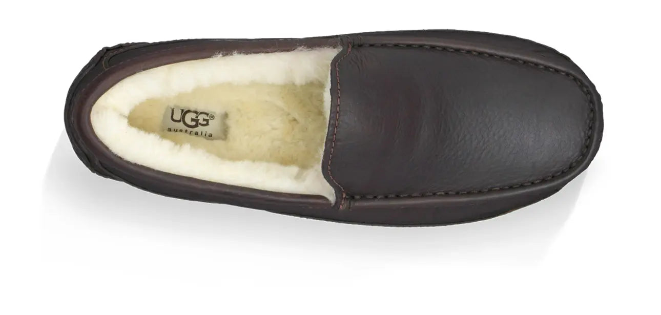 The Men’s UGG Ascot (Leather) Slipper – Timeless Style & Everyday Comfort UGG