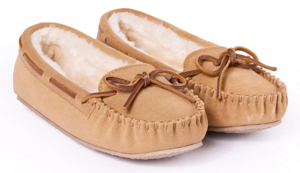 Women’s Minnetonka Cally – Classic Moccasin Style with Cozy Comfort