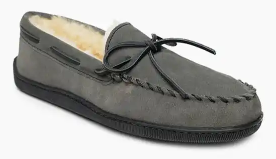 Men’s Minnetonka Sheepskin Hardsole Slipper – Classic Comfort Indoors and Out
