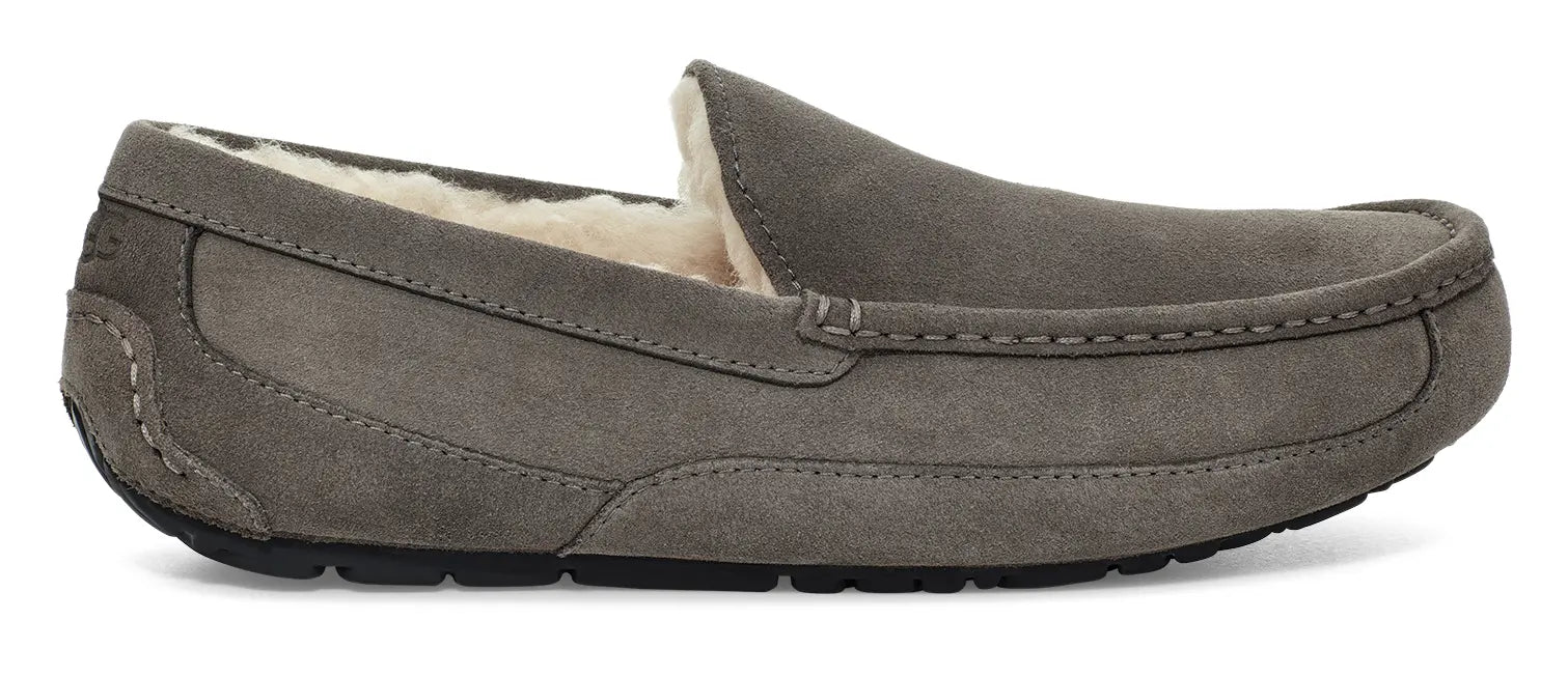 Men’s UGG Ascot (Suede) – Classic Moc-Toe Slipper with Indoor/Outdoor Comfort UGG