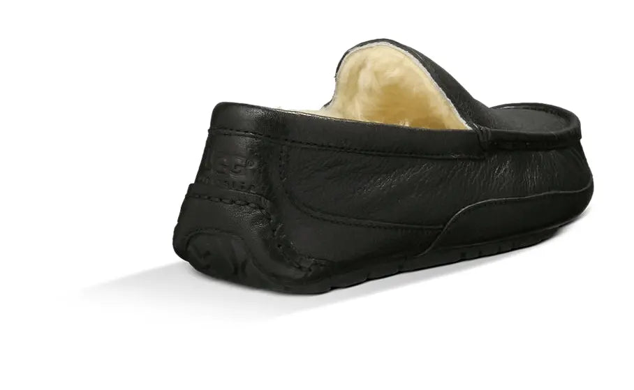 The Men’s UGG Ascot (Leather) Slipper – Timeless Style & Everyday Comfort UGG