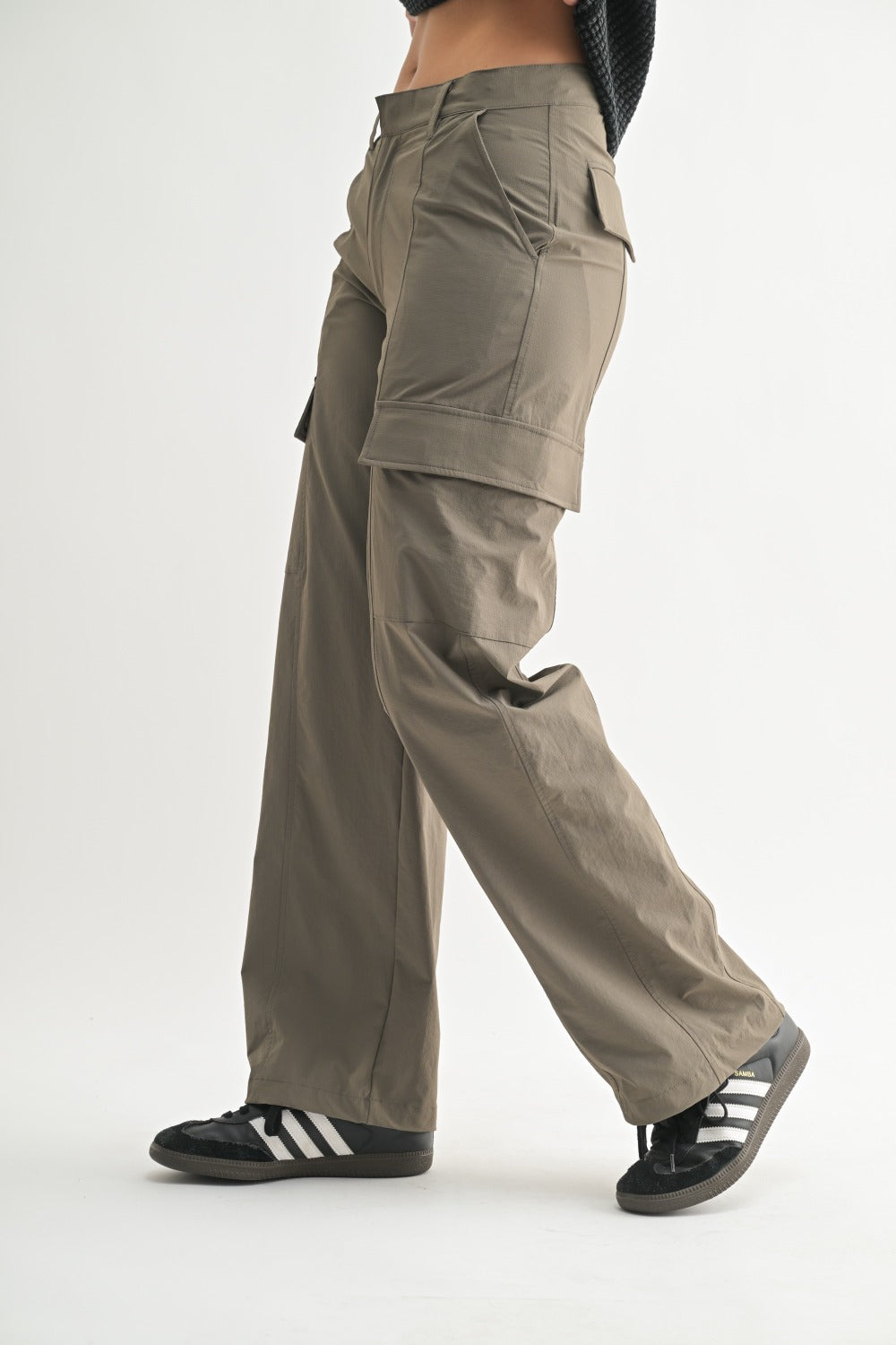 Mono B Mid-Rise Wide Leg Cargo Pants – Oversized Mid-Rise Performance Cargo Pants MONO B