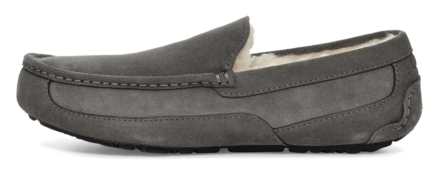 Men’s UGG Ascot (Suede) – Classic Moc-Toe Slipper with Indoor/Outdoor Comfort UGG