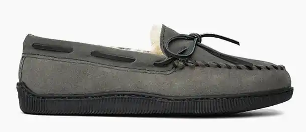 Men’s Minnetonka Sheepskin Hardsole Slipper – Classic Comfort Indoors and Out