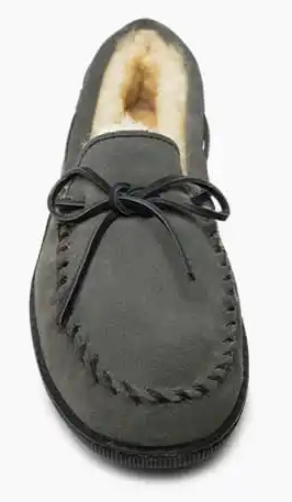 Men’s Minnetonka Sheepskin Hardsole Slipper – Classic Comfort Indoors and Out