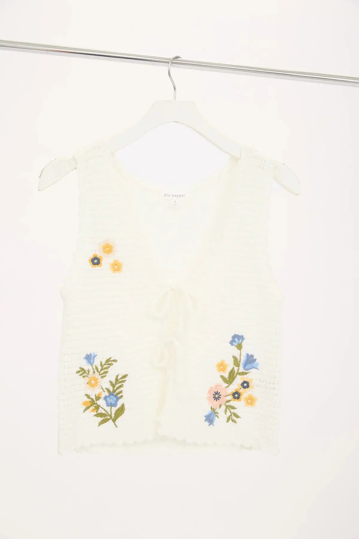 Blu Pepper Sunny Vibes Vest – Cropped Crochet Cardigan with Floral Embroidery  IVORY-L  BLU PEPPER