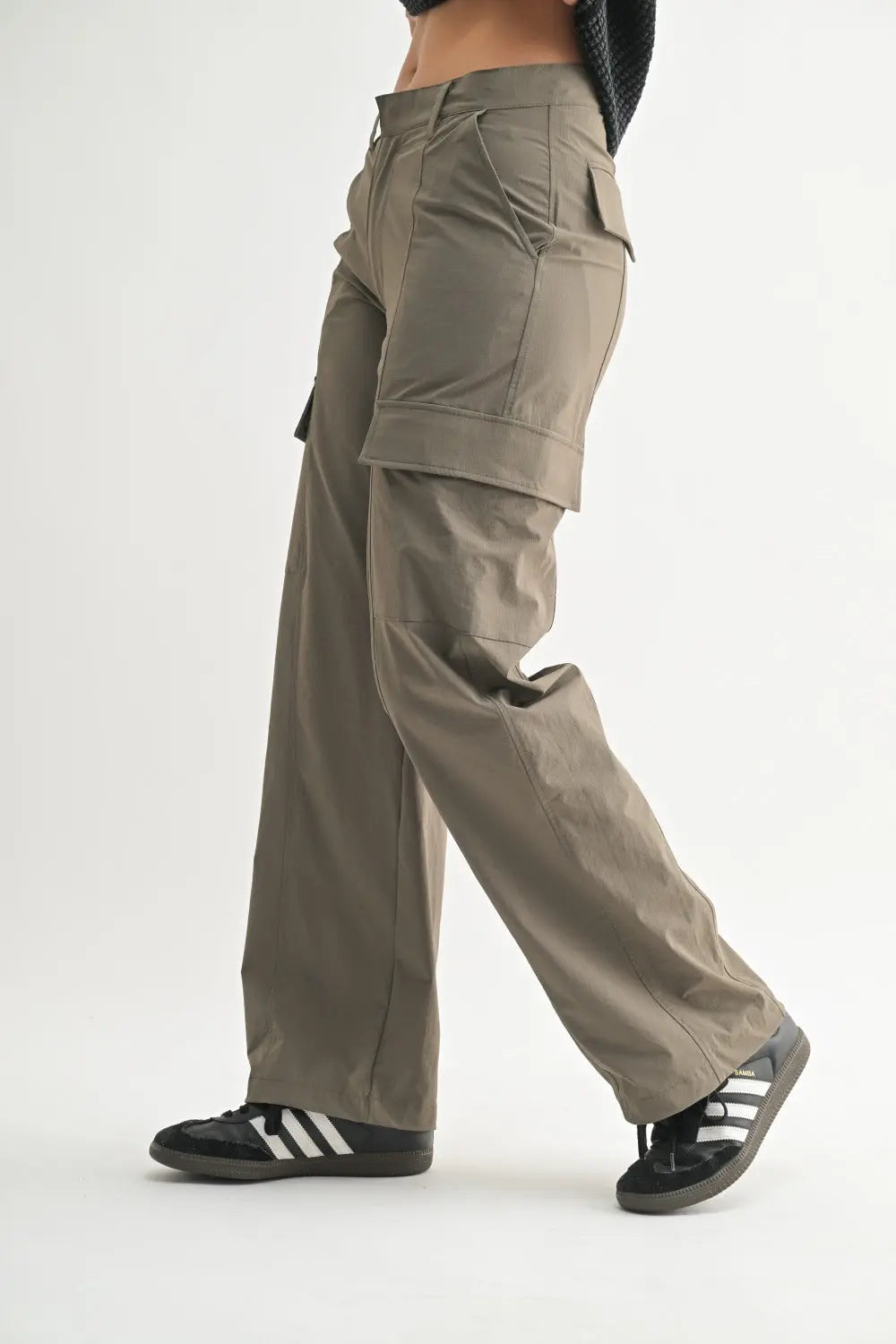 Mono B Mid-Rise Wide Leg Cargo Pants – Oversized Mid-Rise Performance Cargo Pants    MONO B