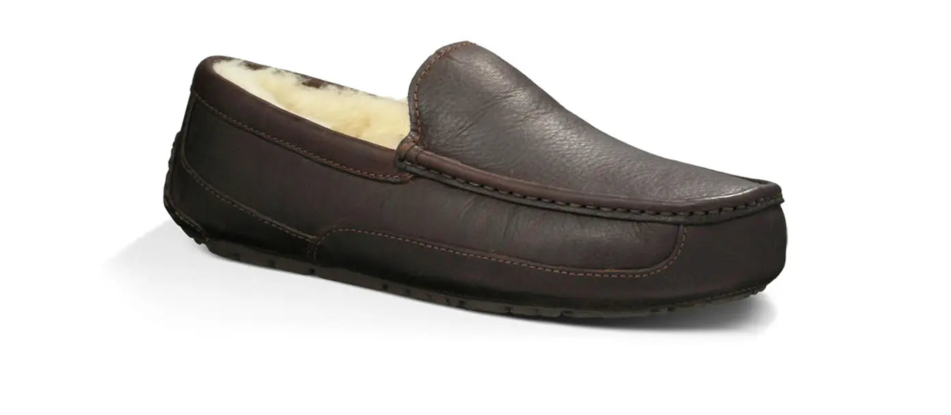 The Men’s UGG Ascot (Leather) Slipper – Timeless Style & Everyday Comfort  CHINA-TEA-M-15  UGG