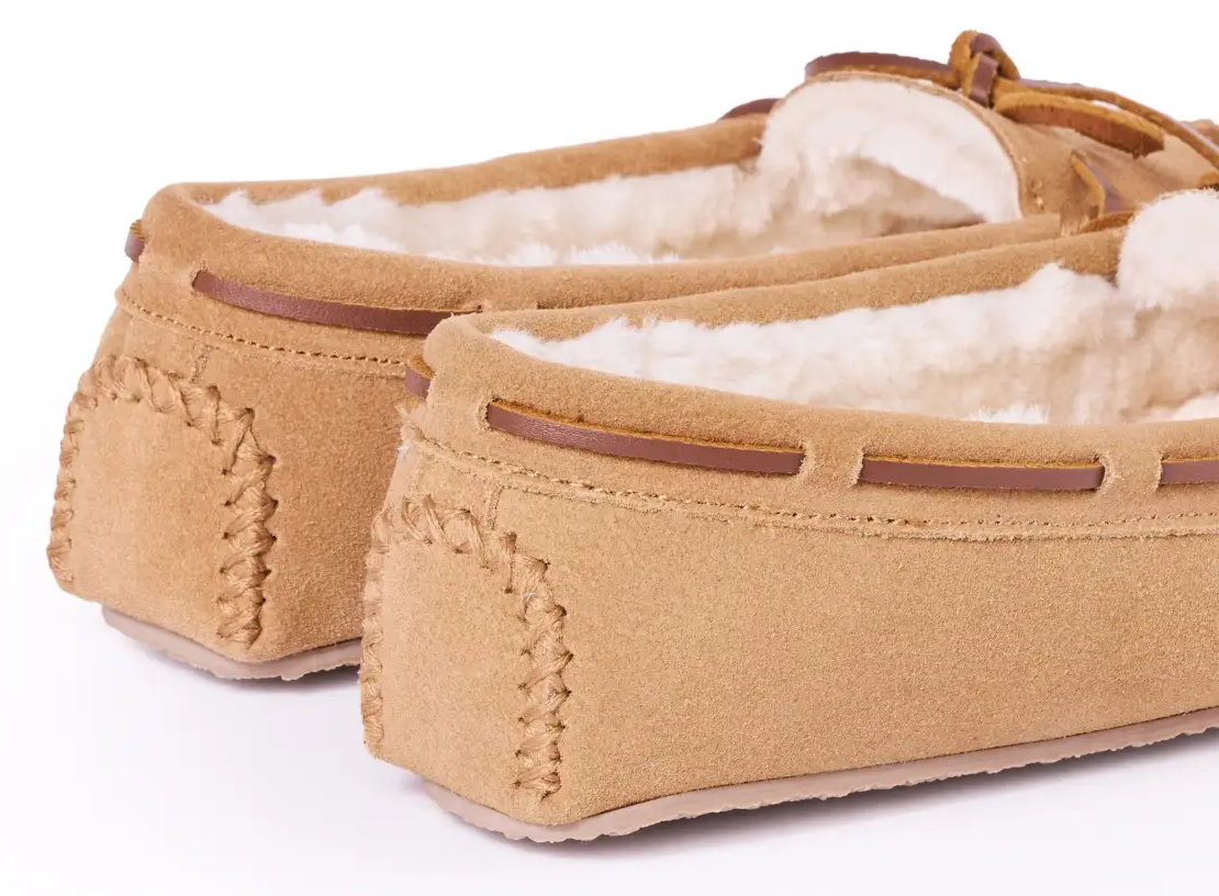Women’s Minnetonka Cally – Classic Moccasin Style with Cozy Comfort
